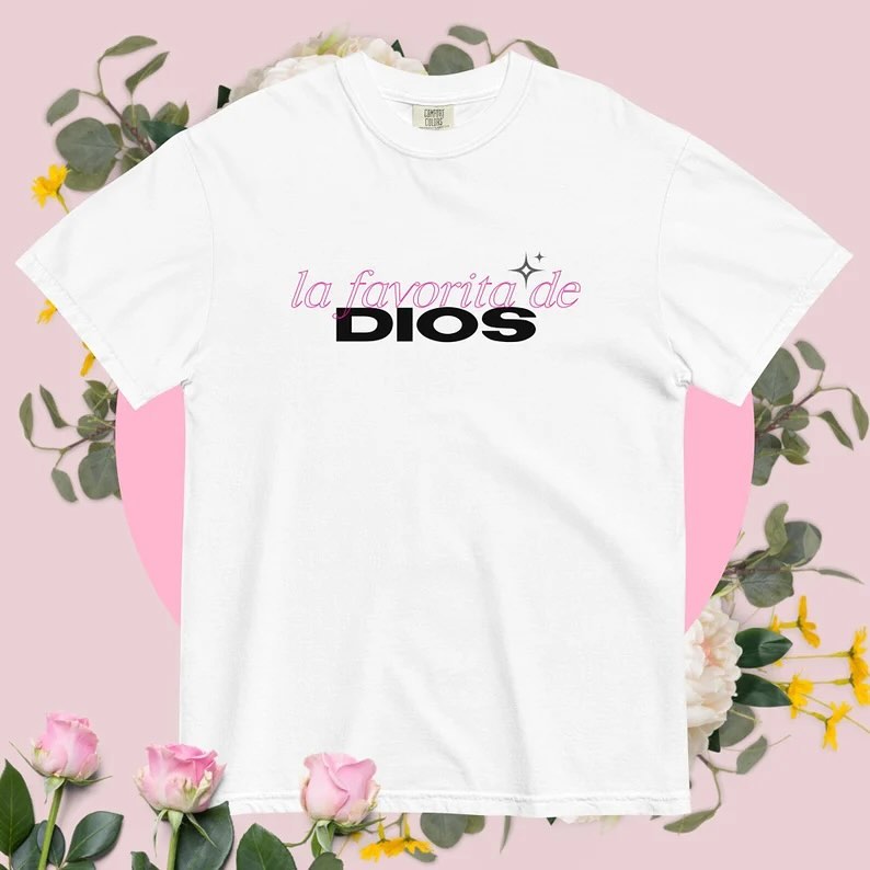 🎶 La favorita de Dios, la favorita de Dios, and she knows…🎵✨🌟🎀 Check out our exclusive
‘La Favorita de Dios’ tee inspire