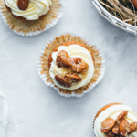 Haselnuss-Cupcakes mit Eierlikör-Frosting & karamellisierten Mandeln thumbnail