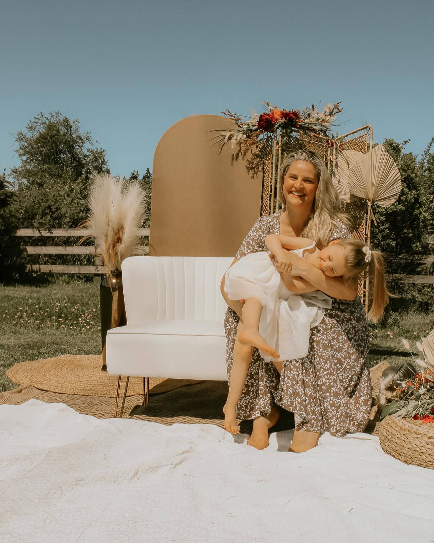 Photographers! We would love to provide a beautiful setup for your mini shoots! 
.
Contact us today for special package 