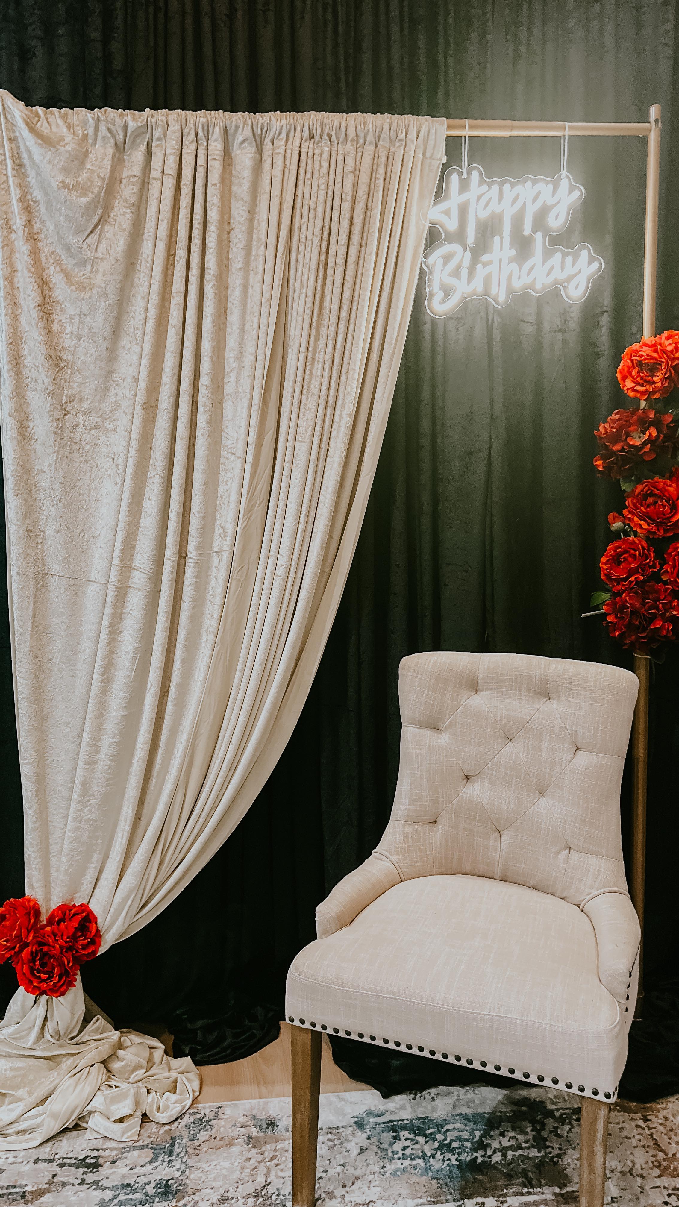 A little party never killed nobody… 🔪🌹 
.
Had an amazing time setting this 1920s Gatsby inspired murder mystery night fo