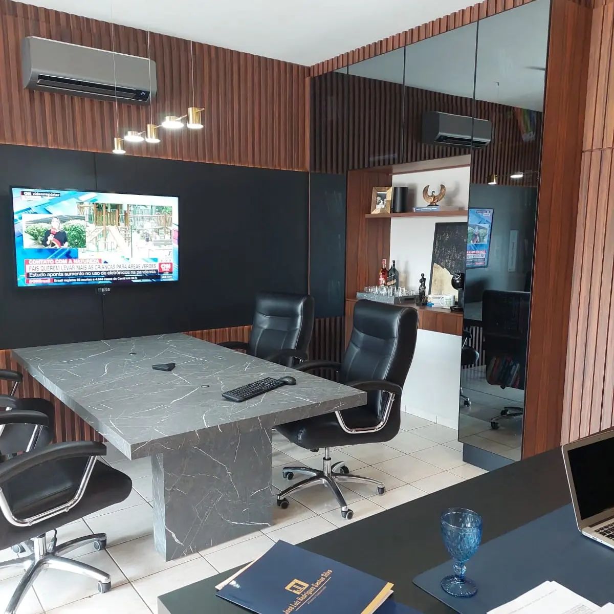 Que tal dar aquela repaginada no seu escritório ou home office? Um ambiente agradável para trabalhar faz toda diferença 