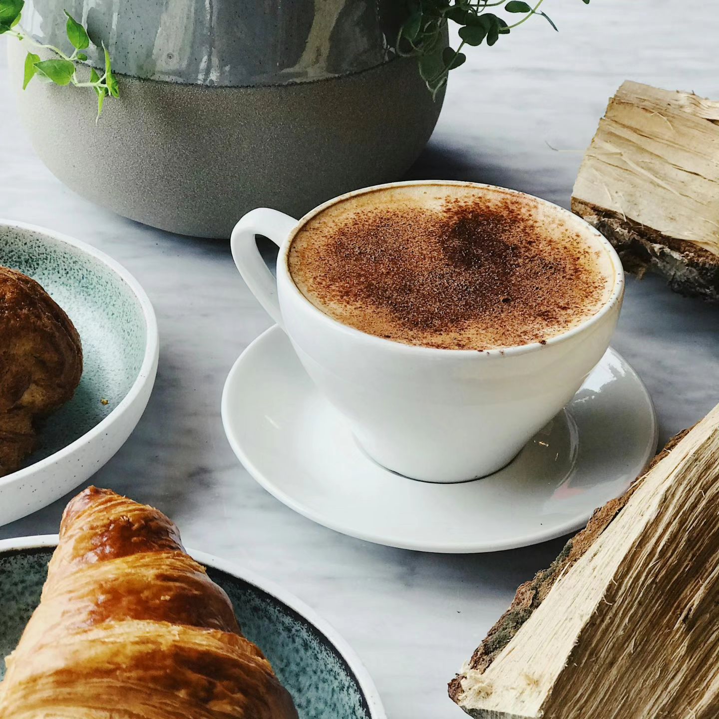 "Comienza el día con calma y un buen café, rodeado de la serenidad del campo." ☕️ 🌞 🌿