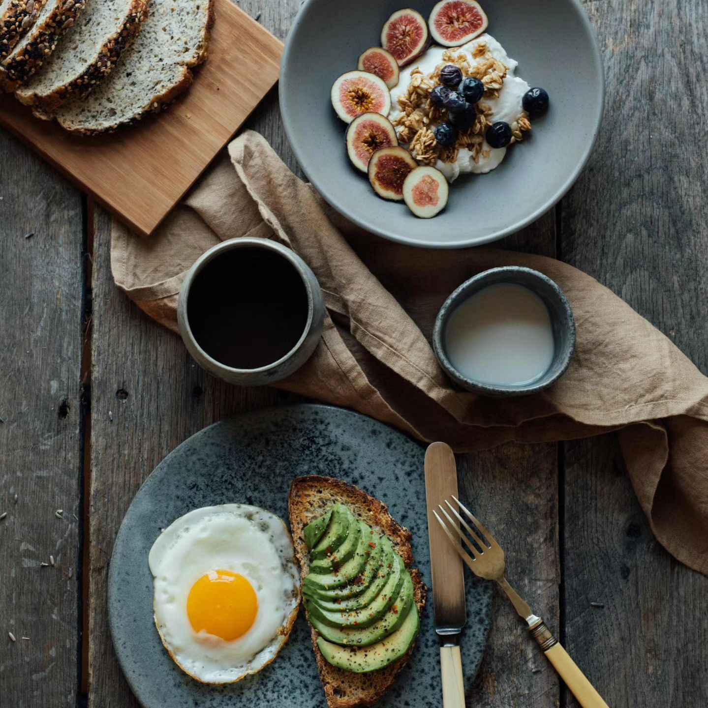 "Despierta tus sentidos con un desayuno en medio de la naturaleza." 🌱🥑🍞