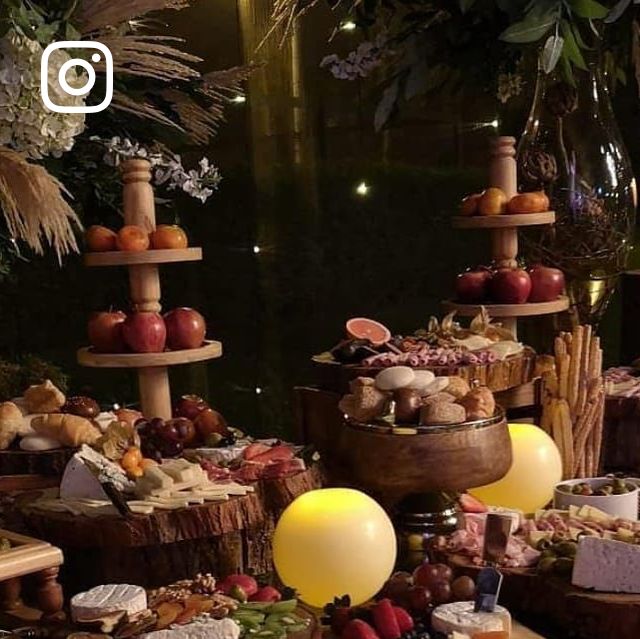 RV | Wedding & Event Planner on Instagram: "Las noches se vuelven inolvidables con una buena decoración 😍✨ para esta fiesta, hicimos una mesa de quesos de ensueño y fue el centro de atención 🌹

¡Comunícate al dm y organizamos, juntos, tu celebración! ☺️" thumbnail