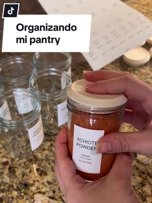 Hoy quise darle un cambio a mi pantry de las especias ya que estaba muy regado y pude hacerlo sin gastar mucho. Me encan