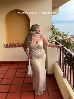 it only took weeks of prep for the vacation first to eatttt like this 🤭 #vacation #outfitinspo #vacationoutfits #outfit 