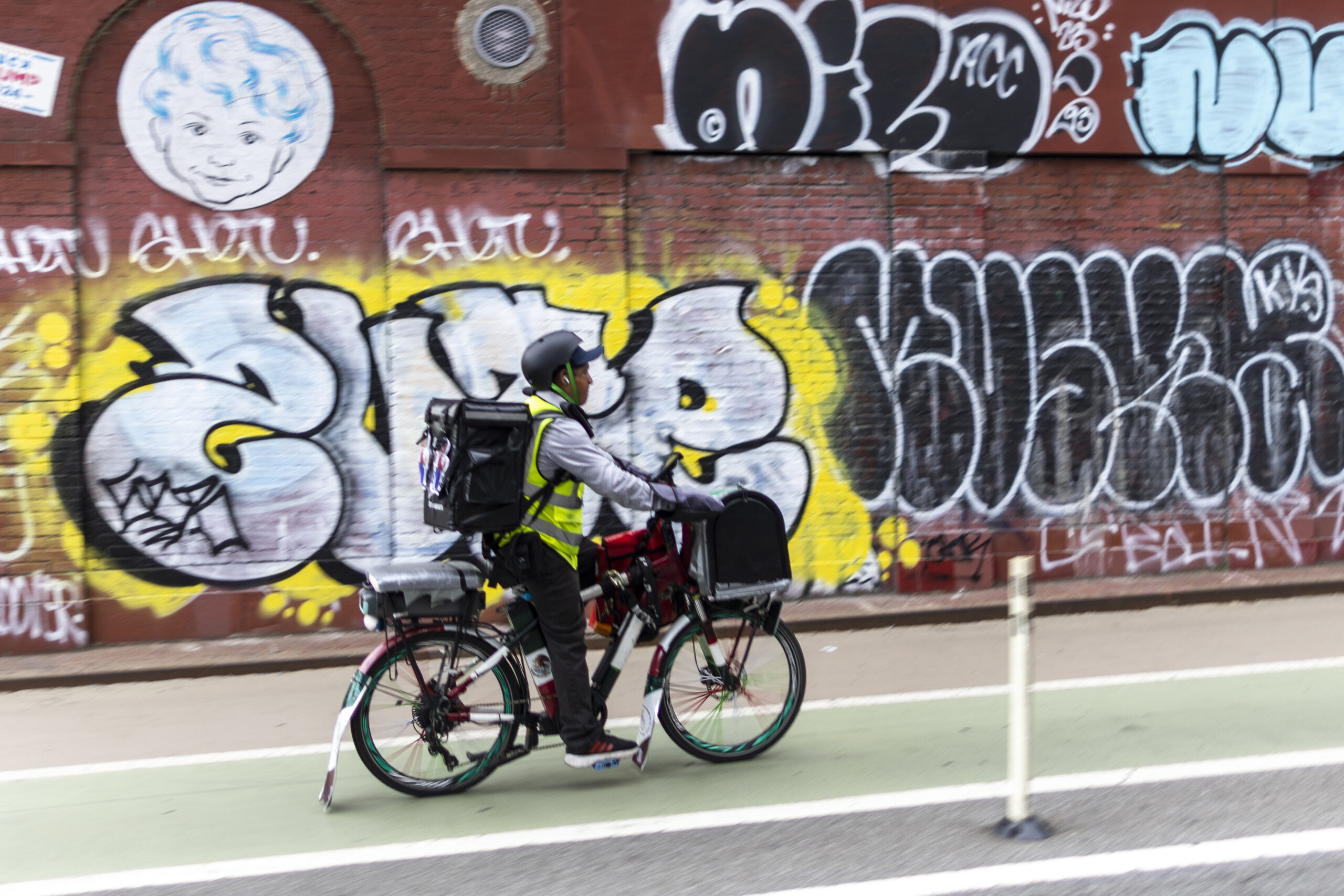 Safe cycling infrastructure encouraged increased bicycle ridership on East River bridges thumbnail