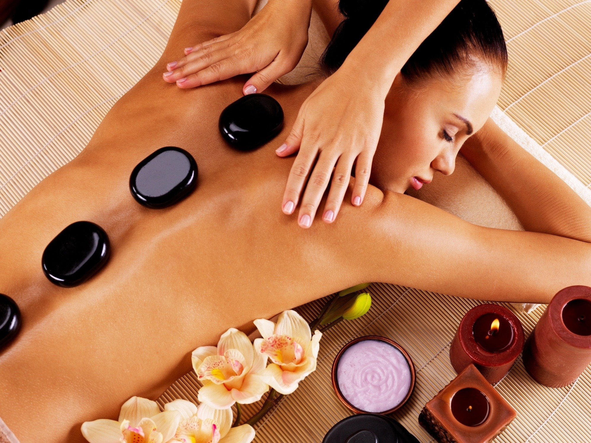 Massagem relaxante com Pedras Quentes thumbnail