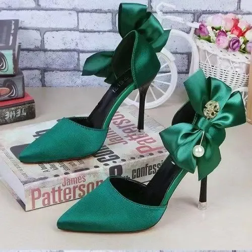 Sapatos de casamento com saltos finos nas cores preto, vermelho e verde thumbnail