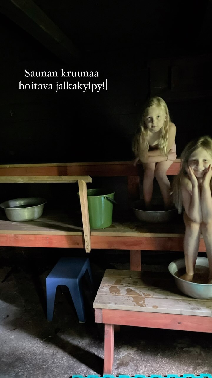 Jalkakylpy kruunaa saunahetken 🌱 ja rentouttaa ilman saunaakin

*Epsom suolaa 2-5 rkl
*Hoitava eteerinen öljyseos 3-5 ti