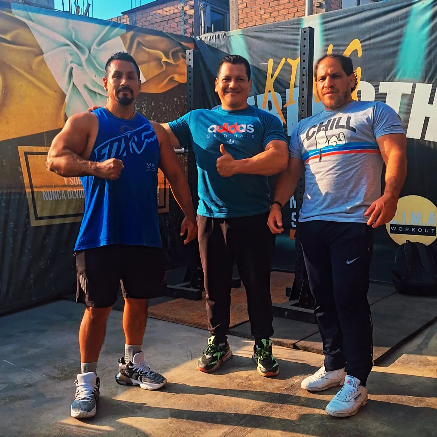 Mis amigos de toda la vida:
Edward y John 

@carlos.campos.garcia