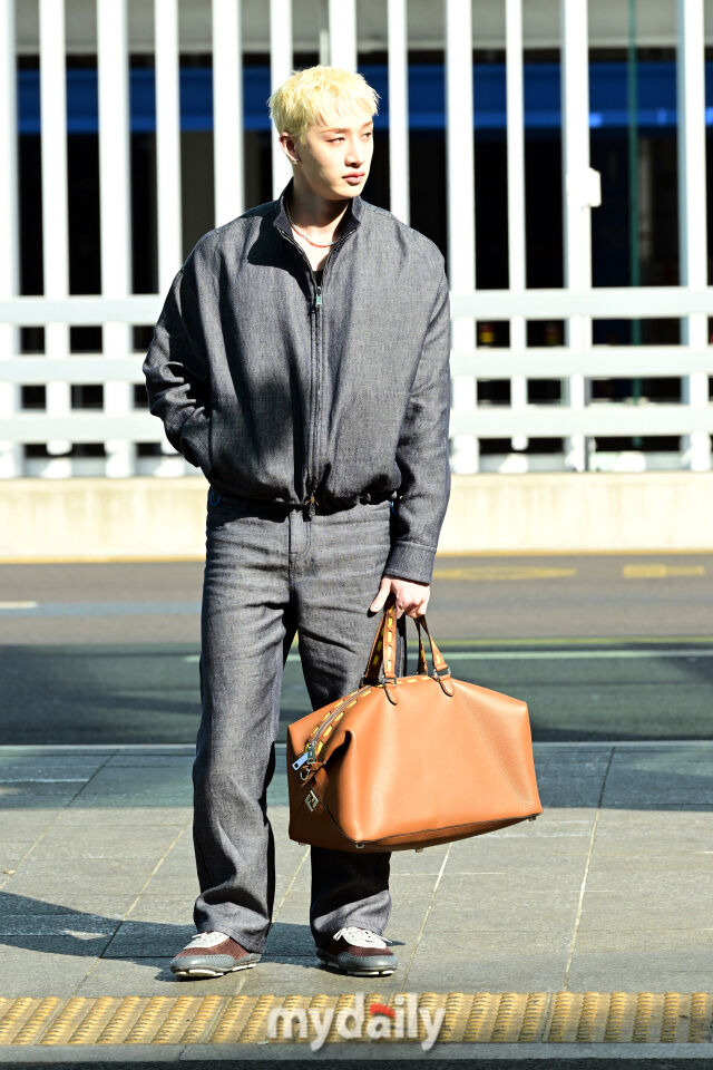 [MD포토] 스트레이 키즈 방찬 '햇살에 눈부신 금발' thumbnail