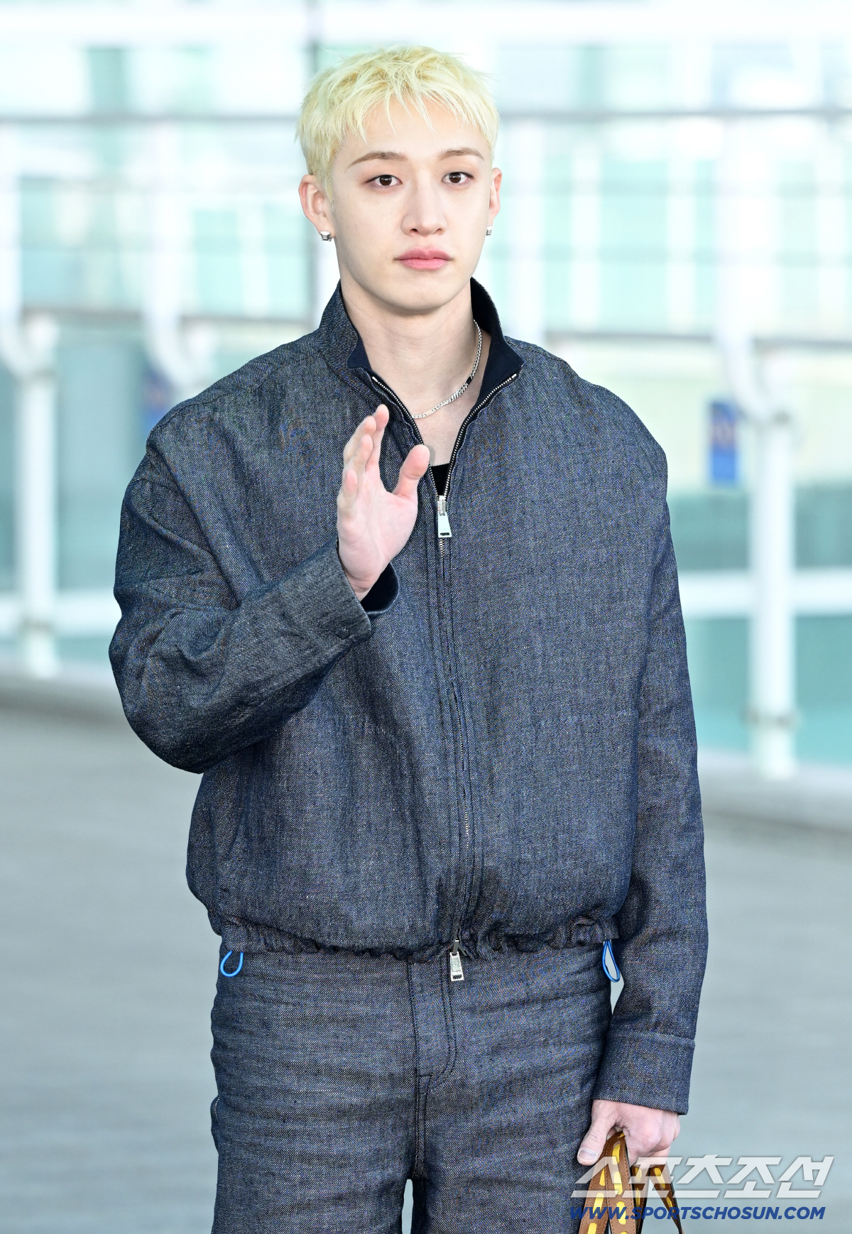 [포토] 방찬, 시크한 눈빛으로 손인사 thumbnail