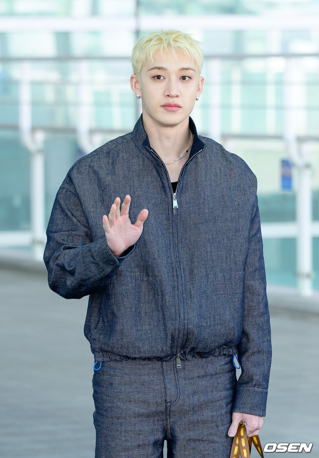 [사진]스트레이키즈 방찬,'훈훈한 손인사' thumbnail