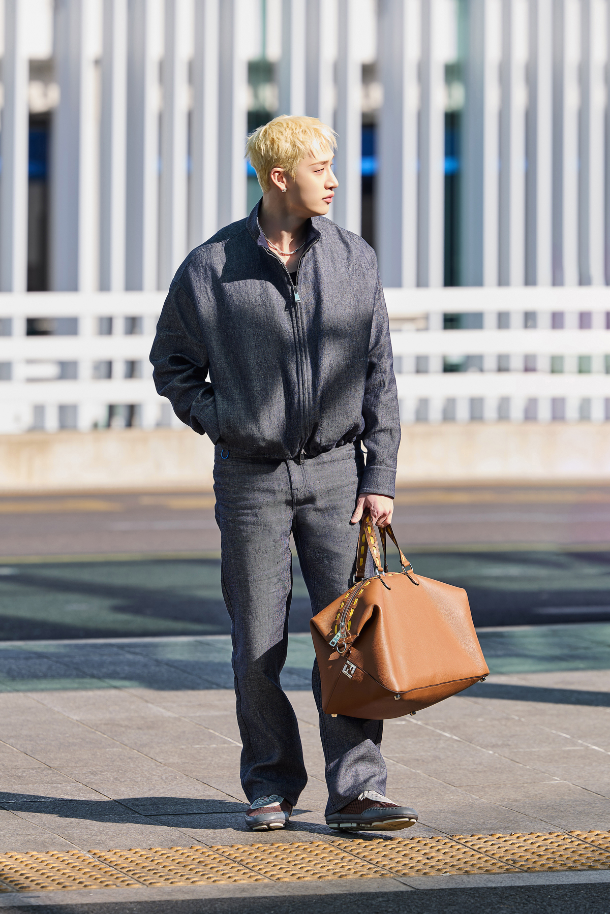 스트레이 키즈 방찬, 금발의 아우라…밀라노 사로잡을 ‘인간 펜디’의 품격 thumbnail