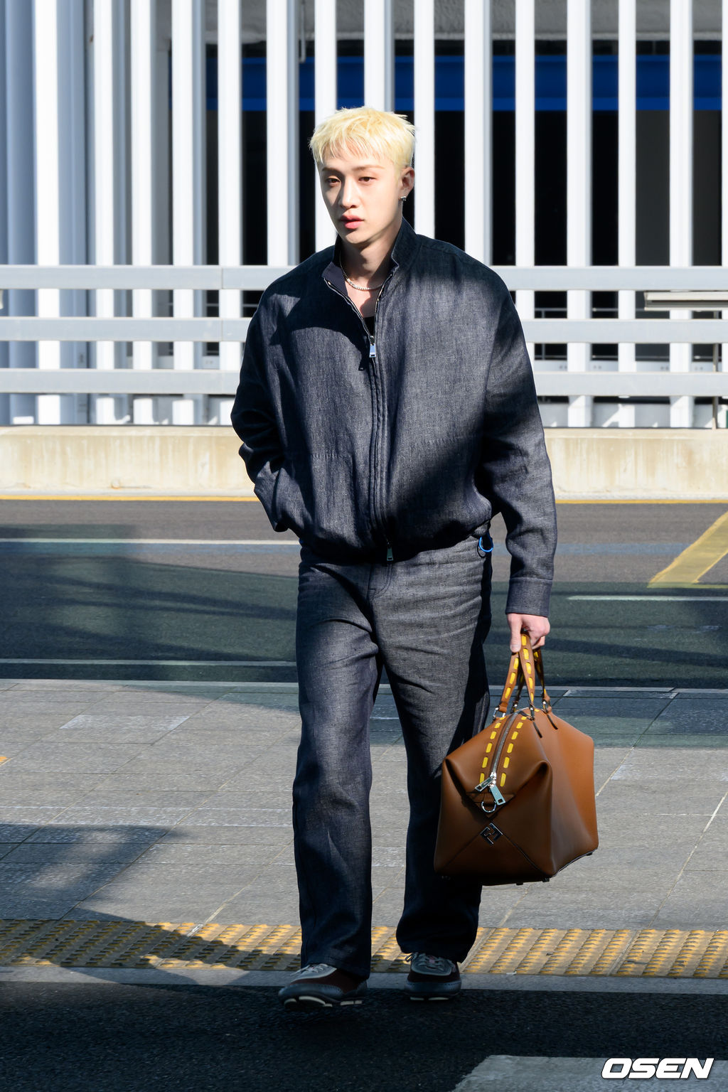 [사진]스트레이키즈 방찬,'출국장 런웨이' thumbnail