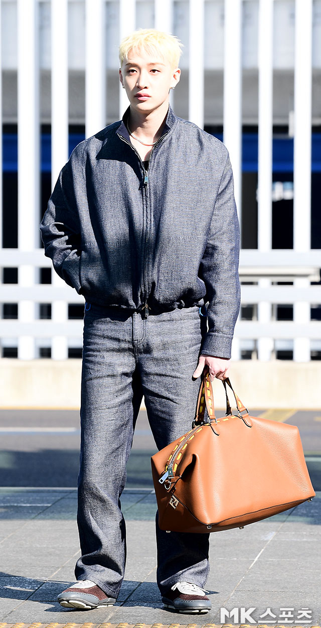 스키즈 방찬 ‘뜨거운 햇살을 받으며’ [MK포토] thumbnail