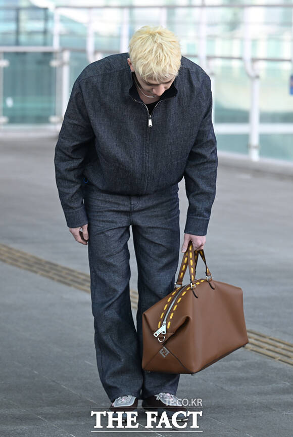 스트레이 키즈 방찬, 출국장에서도 '예의 바른 폴더 인사' [TF사진관] thumbnail