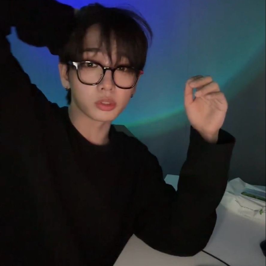 THATS MY FAV ARTIST thumbnail