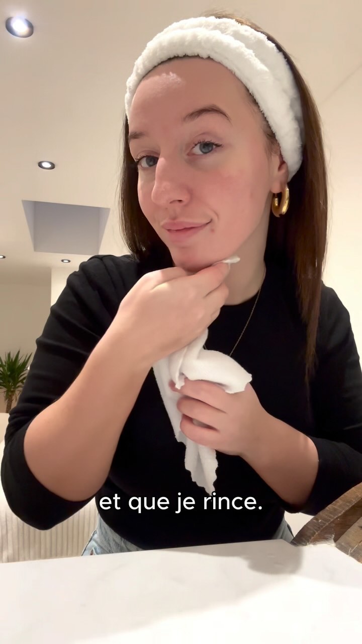 Comme Sarrah, vous voulez un teint glowy et hydraté ? Voici les étapes :

1. Laver son visage avec un nettoyant doux et 