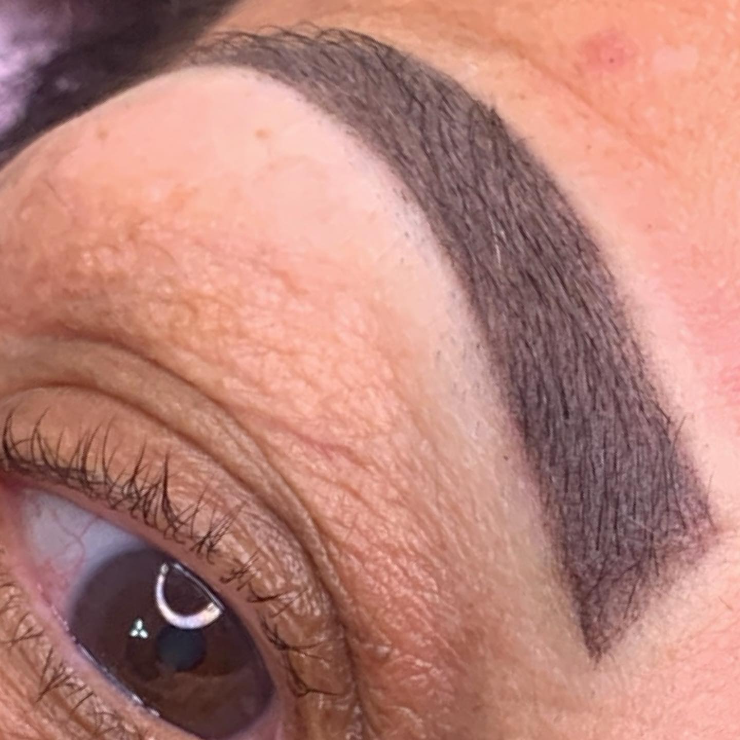 Não existe melhor forma de realçar a beleza do seu rosto do que tratando muito bem as suas sobrancelhas!!