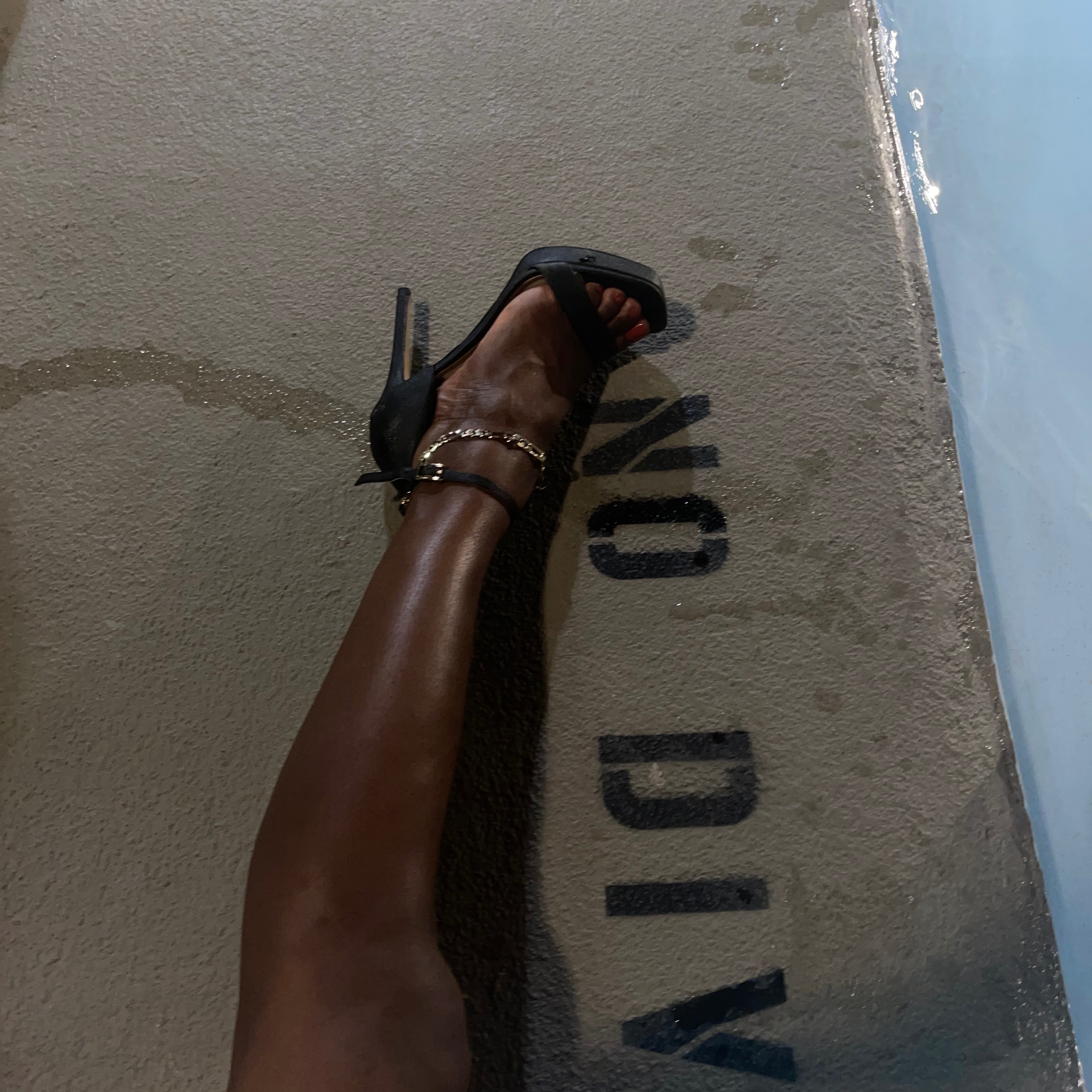 Tiktok viral drunken aesthetic leg  thumbnail