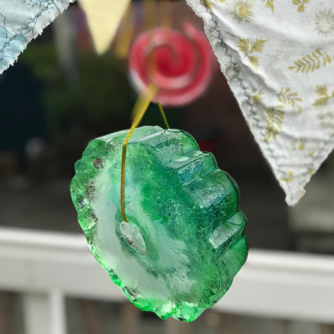 Today we continued our ice wreath experiments. This time different shaped  molds with a splash of food colouring. We tim