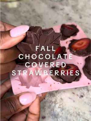 I’m obsessed with how these fall chocolate covered strawberries turned out! The perfect fall snack 🍂🍫🍓 #fallsnacks #snac