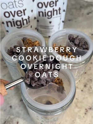 Triple chocolate chip strawberry cookie dough overnight oats 😍🤭 #oatsovernightpartner #asmr #asmrsounds #overnightoats #
