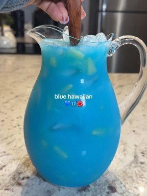 Blue Hawaiians all summer long please!! What’s your favorite summer drink?! 💙🦋🌺🍍🏝️ All you need: -Rum -Blue Curaçao -Pin