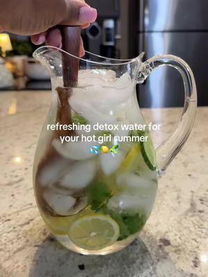 Refreshing hot girl summer detox water 💦 🥒🍋 I’m loving this summer drink series! What do you want to see next? #drinkide