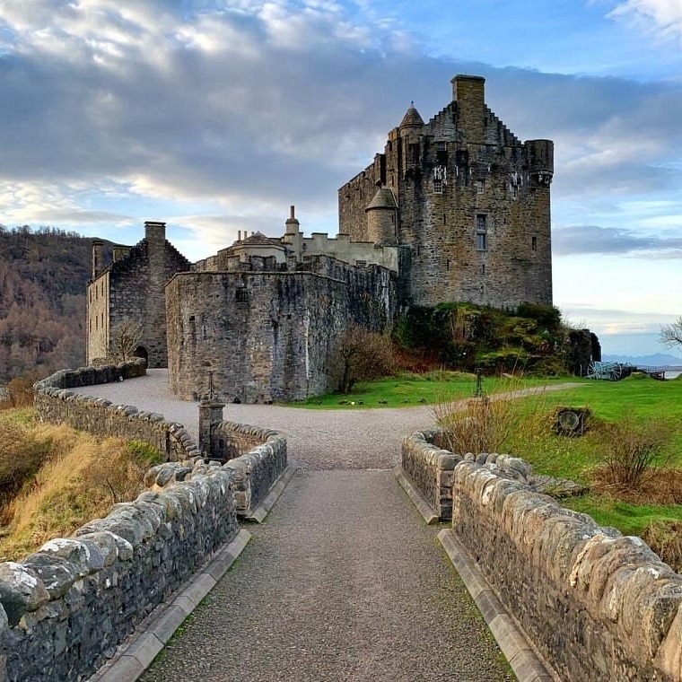 Roteiro:  Castelo Midhope, Castelo Lallybroch, Castelo de Doune/ Castelo Leoch, Reino do Fogo, Pitlochry, Cranesmuir, Vila de Falkland, Castelo Blackness, rebatizado de Forte William na série. thumbnail