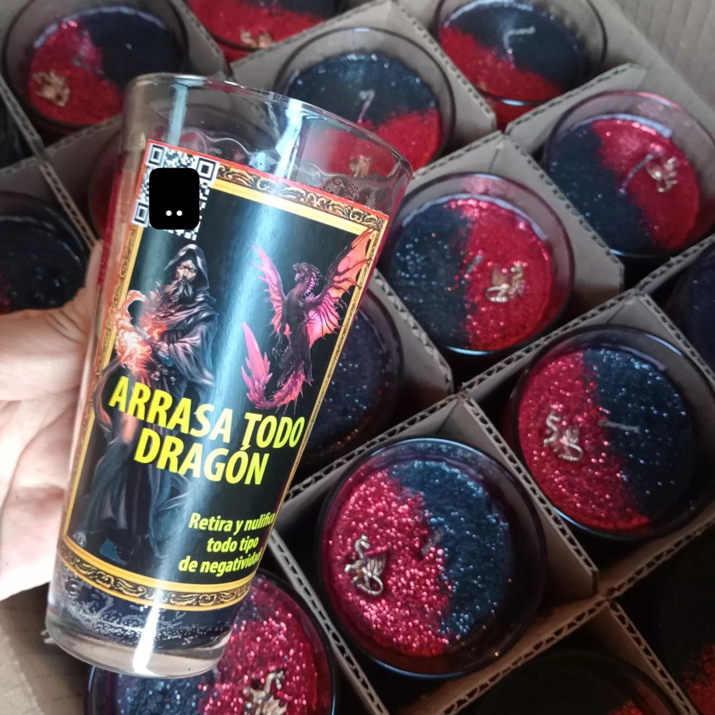 Las velas de "arrasa todo" se utilizan en prácticas esotéricas o espirituales para limpiar energías negativas, obstáculo