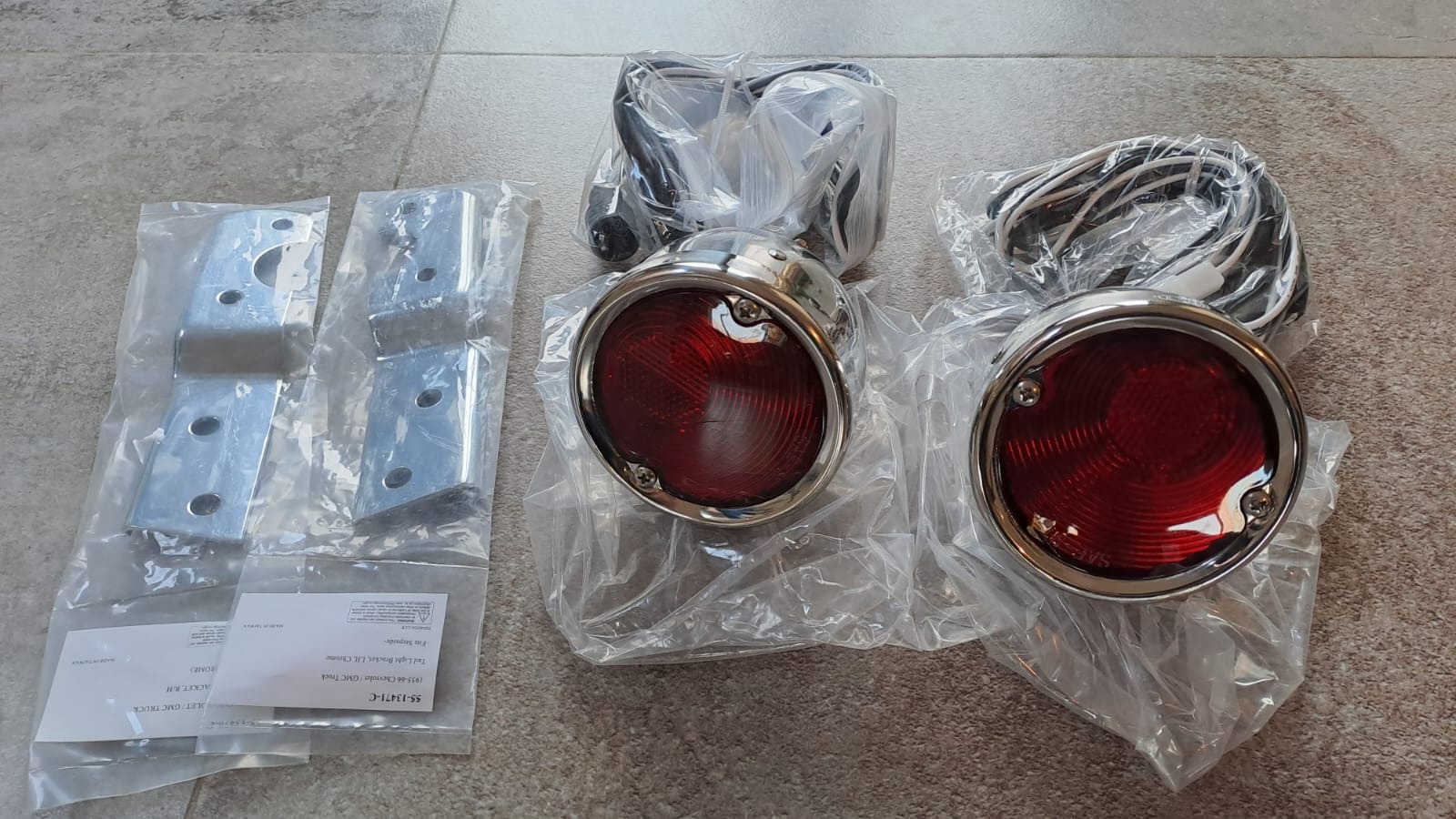 Par de luces traseras caja angosta con soportes thumbnail