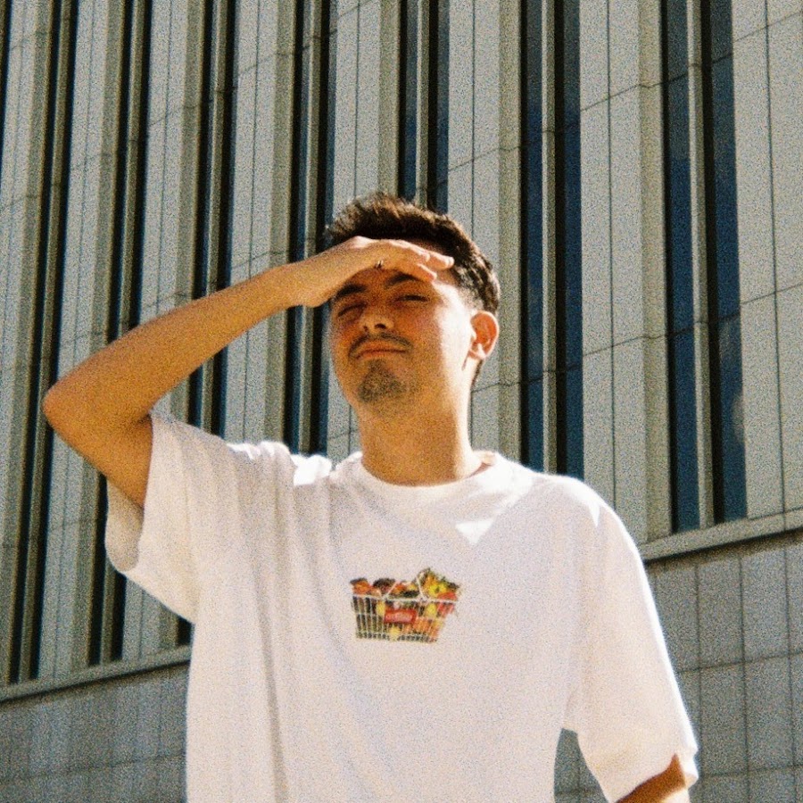 DaniTapiReacts thumbnail