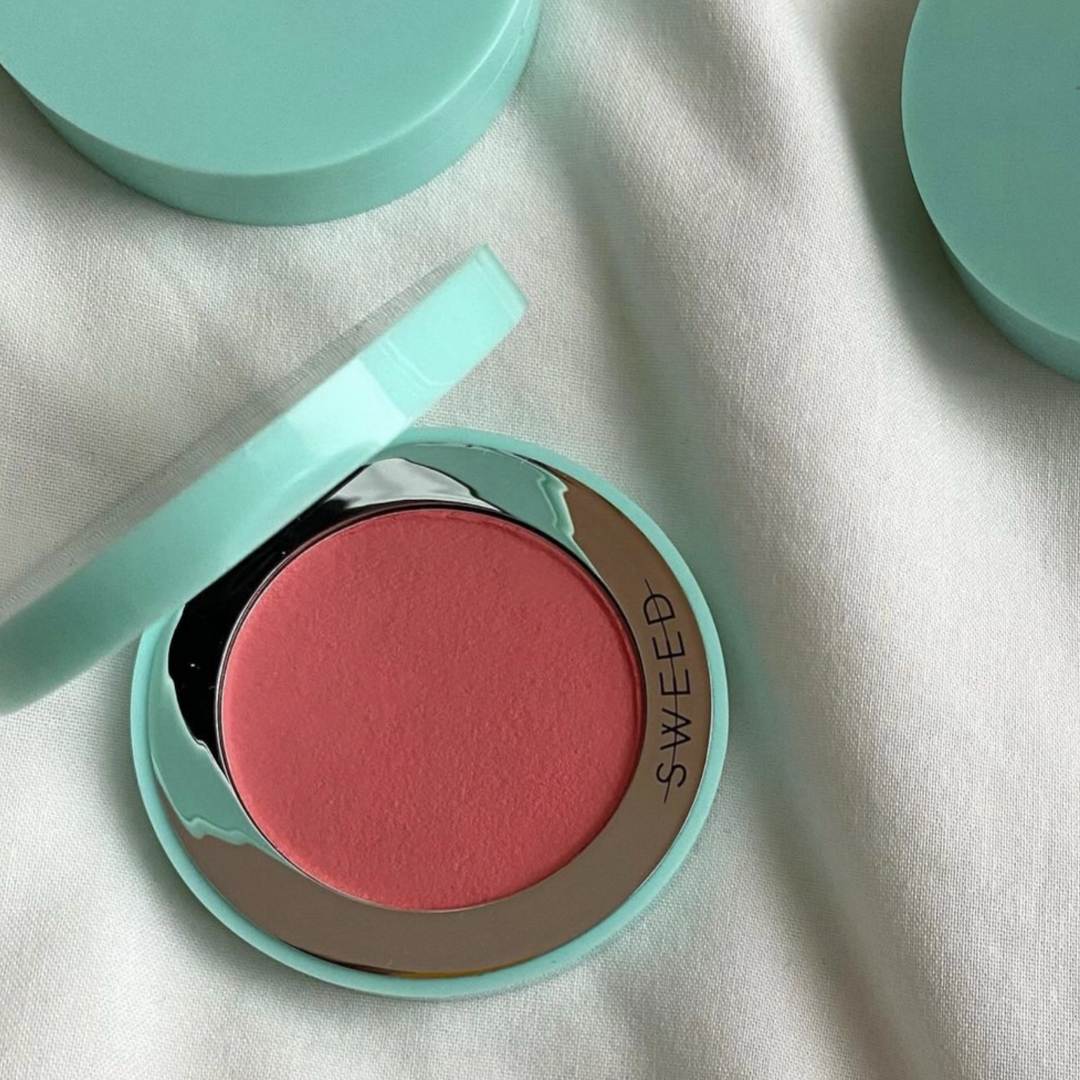 The ”Air Blush Cream” has a unique and innovative creamy formula, which creates a seamless, velvet finish that blends in
