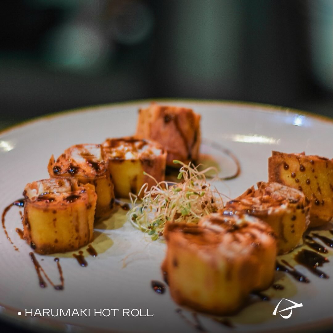 • Harumaki Hot Roll.
um dos mais pedidos do Bangō❤️
Um hot elaborado com massa de harumaki, filé de salmão e cream chees