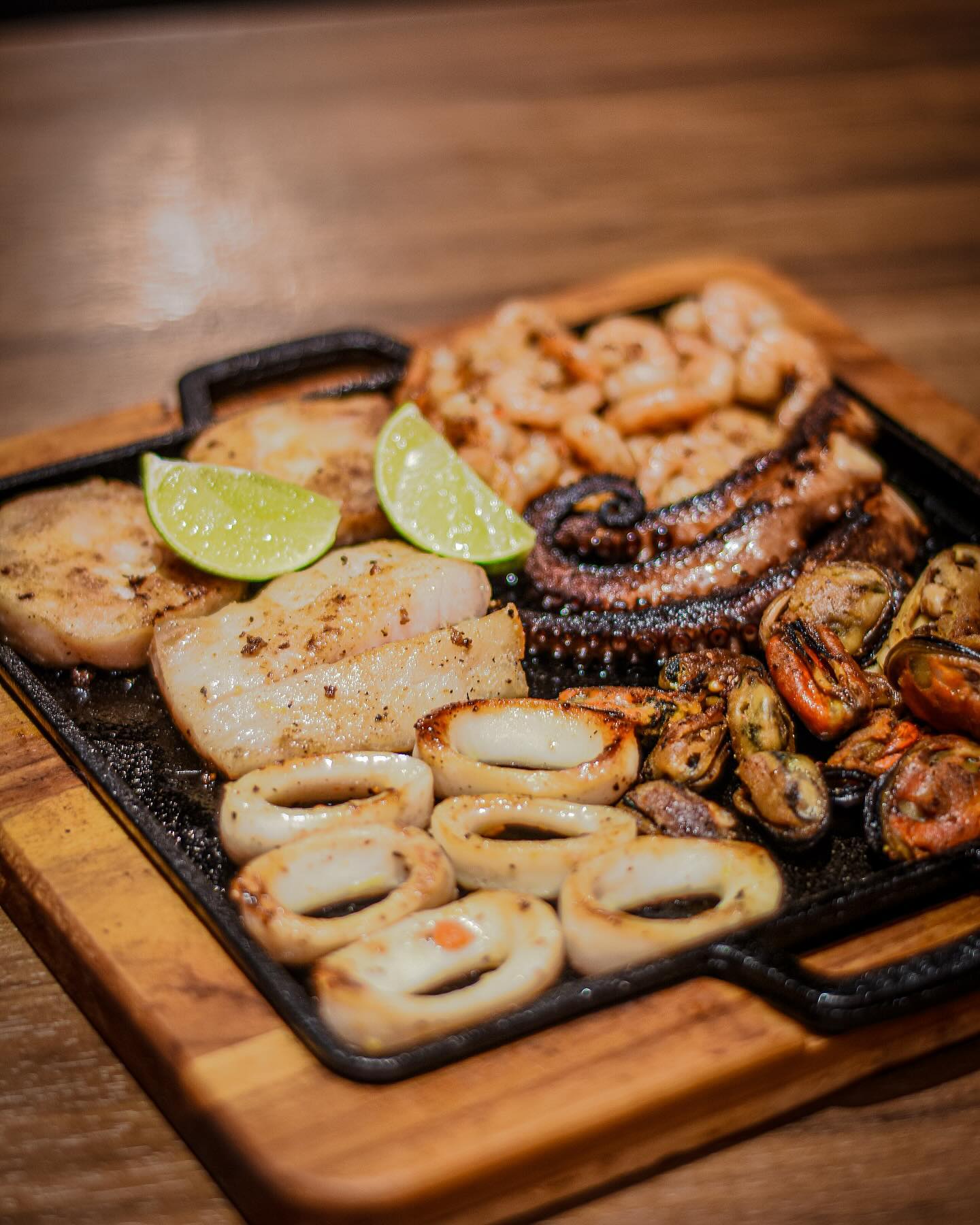 •Chapa de Mariscos.
// Nossa mais nova opção em chapas aqui no Bangō 🍣❤️
Faça já sua reserva e venha se deliciar da melh