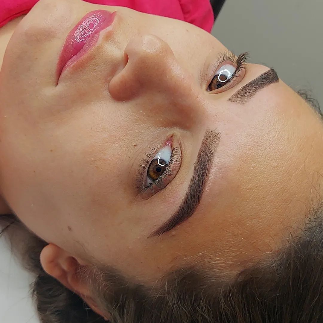 Fazer sobrancelhas é uma arte... 🦋
 
Design reconstrutivo + aplicação de henna premium Sourcil
