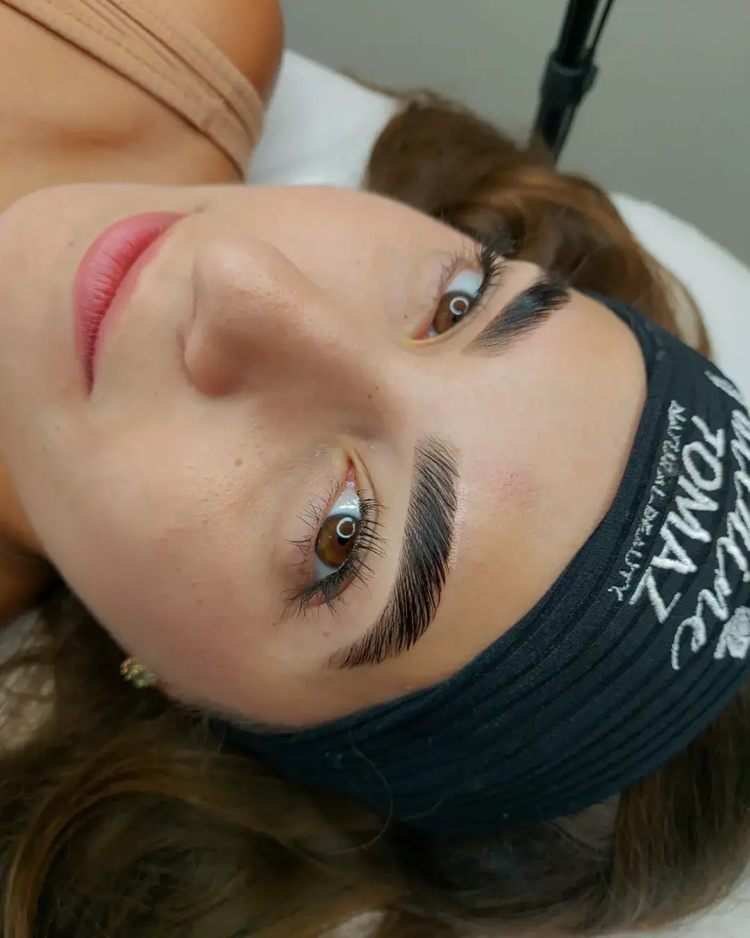Desperte seu olhar para uma nova fase de elegância e charme. ✨️ • Eleve a arte das sobrancelhas para um nível superior! 