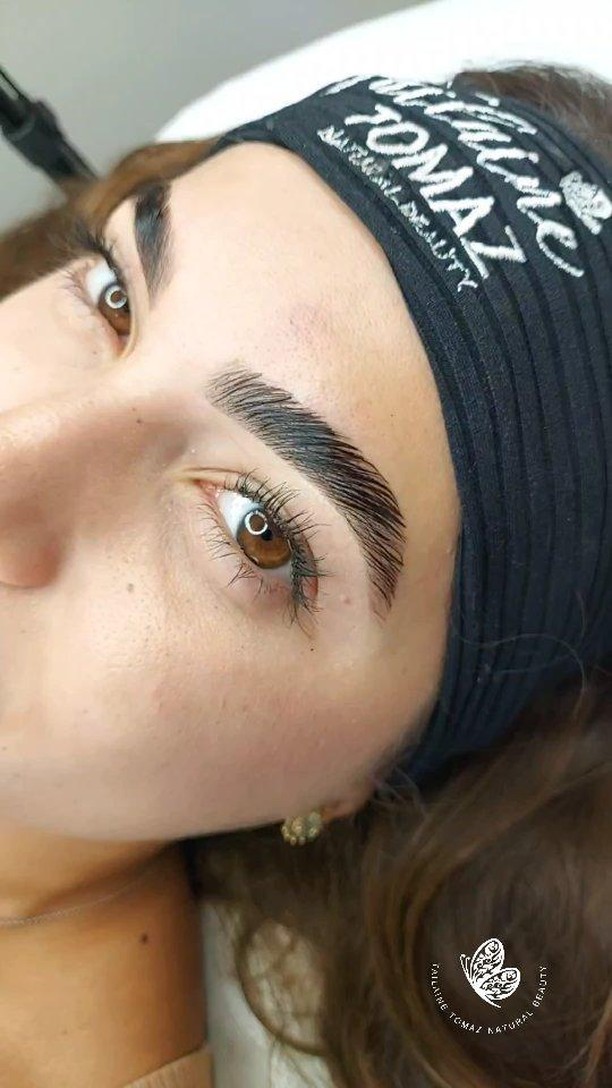 Essa Brow Lamination ficou tão linda! 😍
As sobrancelhas finas deram lugar às sobrancelhas mais volumosas e impactantes, 