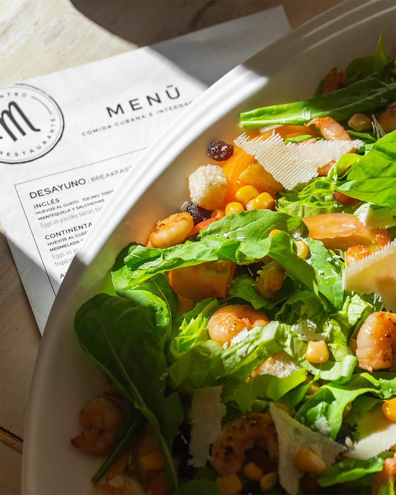 El amor también se trata de cuidar de uno mismo. Disfruta de nuestra deliciosa ensalada MarAdentro y nutre tu cuerpo. 🌿❤