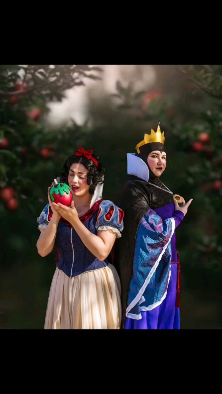 #snowwhite joined the #evilqueen 's entourage at #tempefancon '23. And boy did they put on a show. Where does reality be