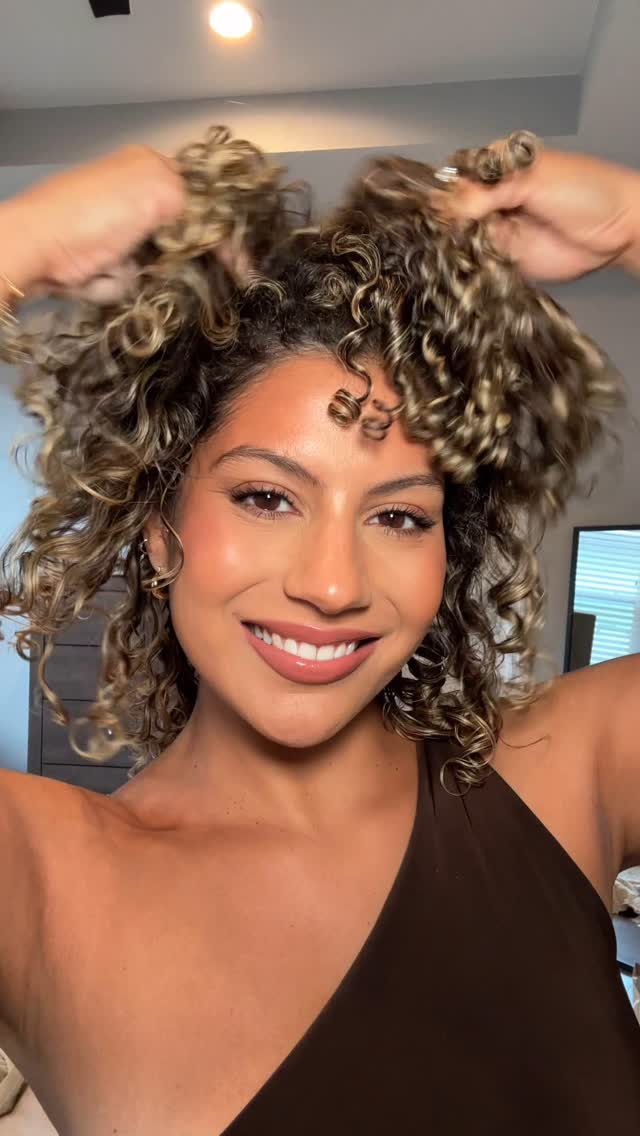 Need a quick curly hairstyle for Thanksgiving? I got you 🥰 one of my go-to hairstyle for short hair! Save this video for