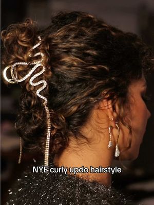 Easy NYE hairstyle for my last post of 2024! 🥹🖤 I can’t believe how fast this year went by, thank you all for being here