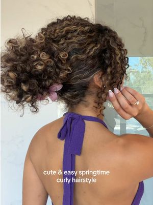 Time to start saving some Spring hairstyles like this easy claw clip hairstyle! Counting down the days!! 🥰💐💜 #curlyhair 