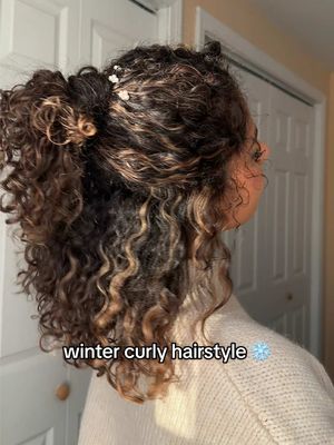 Easy winter hairstyle for my curly girls! ❄️☃️  #curlyhair #curlyhairstyles #holidayhair #naturalhairstyles #3bcurls #ha