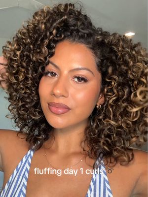 Fluffing day 1 curls! ➰🩵 used a bit of @haskbeauty hair oil to break the cast, @amika x @Ellis Brooklyn dry shampoo to a