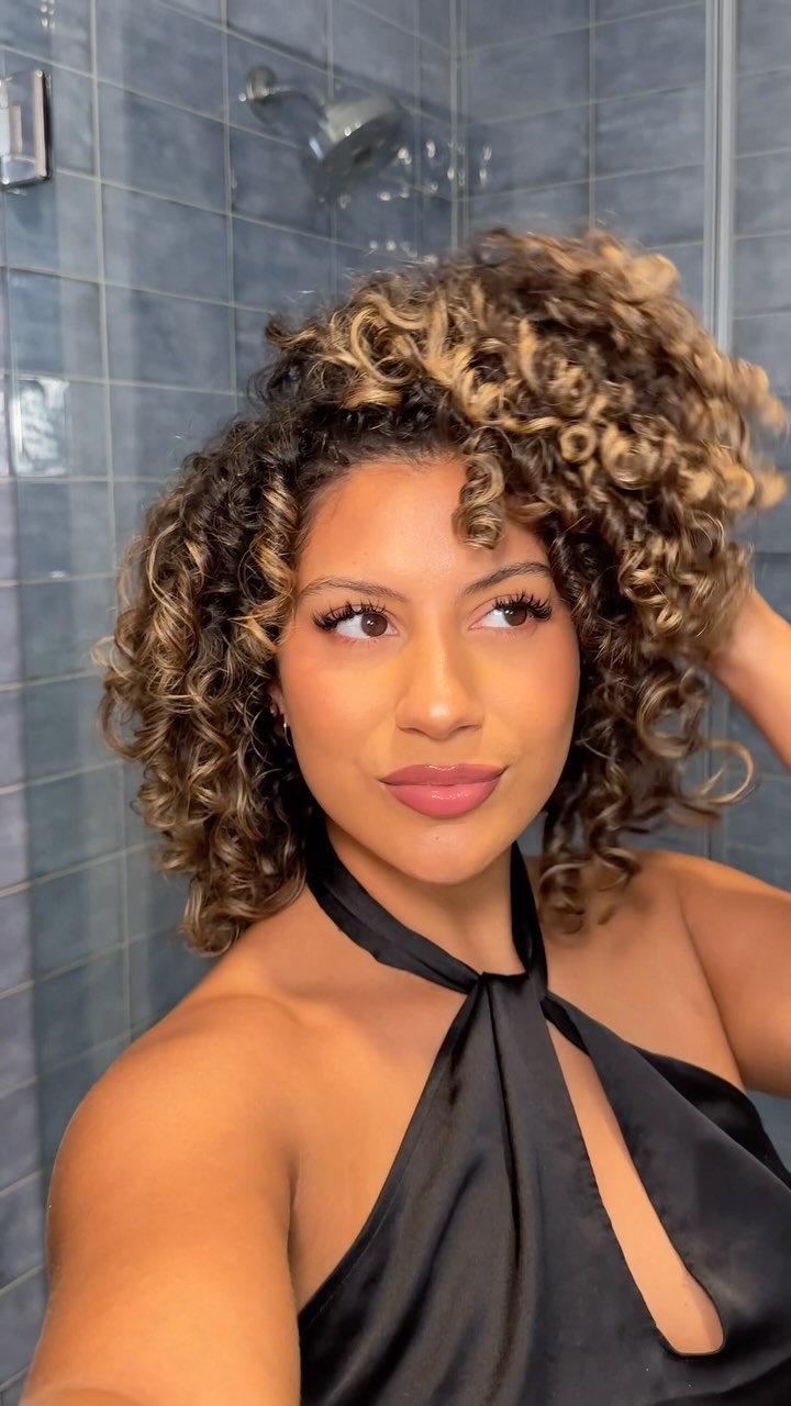 Team curly or straight?! 😜 So happy to see my curls spring back after two weeks of this blowout! 🥰🙌🏽

#curlytostraight #