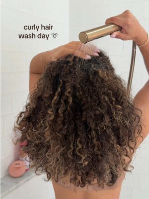 Time for my weekly curl reset 🧖🏽‍♀️🫧 Have you tried any new products that you’re loving lately?! The 🔗’s to everything I